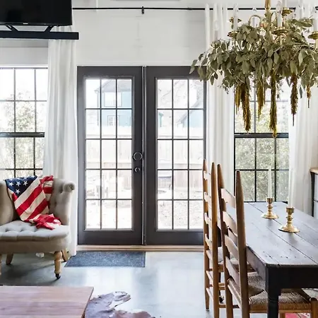 Hip, Cozy Cottage With A Fire Pit In Cleveland Park